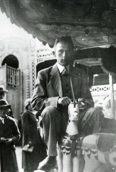 Man op kermispaard omstreeks 1935. Fotonummer: 065971.