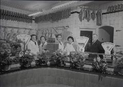 Middenstand. Interieur van een slagerij. Schmidlin Middenstand. Interieur van een slagerij. Schmidlin