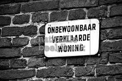 nationalebeeldbank_2009-10-375875-2_bordje-onbewoonbaar Bordje Onbewoonbaar verklaarde woning