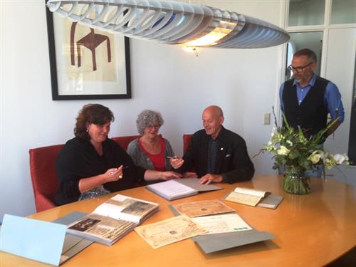 Ondertekening van de akte van schenking Ondertekening van de akte van schenking