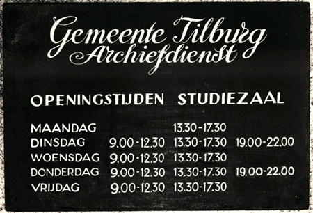 Openingstijden Gemeentearchief Tilburg 1982. Foto: Jan Brieffies