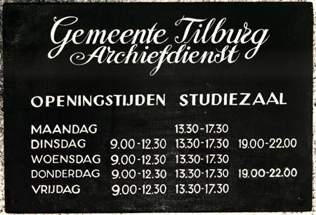 Openingstijden Gemeentearchief Tilburg 1982. Foto: Jan Brieffies