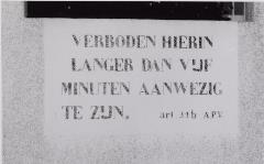 Opschrift openbaar urinoir 1958. Foto: A. Vermeulen Opschrift openbaar urinoir 1958. Foto: A. Vermeulen