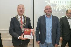 Overhandiging boek Brabant Bekoort door Sander van Bladel aan burgemeester Noordanus