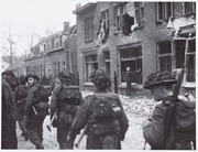 Pastoor van Beugenstraat, 1944. Engelse militairen trekken door Oisterwijk. Fotograaf onbekend-Collectie Regionaal Archief Tilburg 57735