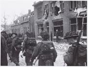 Pastoor van Beugenstraat, 1944. Engelse militairen trekken door Oisterwijk. Fotograaf onbekend-Collectie Regionaal Archief Tilburg 57735