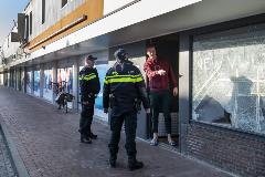 Politie in Tilburg West. Foto: Maria van der Heyden, nummer 17280757