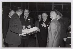 Prins Bernard op bezoek bij de firma Enneking Prins Bernard op bezoek bij de firma Enneking