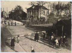 Spoorwegovergang Besterd 1928. Fotograaf onbekend fotonummer 027299.