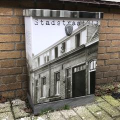  in samenwerking met de gemeente Tilburg en UrbanID kwamen twee oude foto’s in het straatbeeld weer tot leven Stadstraat013