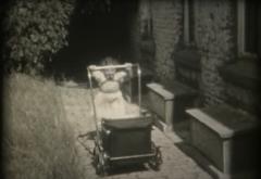 Still uit film D0094, meisje met kinderwagen.