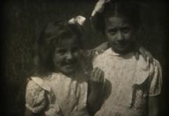 Still uit film D0094, twee meisjes.