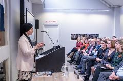 Wethouder Esmah Lahlah aan het woord. HeldinnenvanhetTilburgsVerzet_WilliamvanderVoort Wethouder Esmah Lahlah aan het woord. HeldinnenvanhetTilburgsVerzet_WilliamvanderVoort