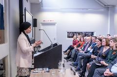 Wethouder Esmah Lahlah aan het woord. HeldinnenvanhetTilburgsVerzet_WilliamvanderVoort