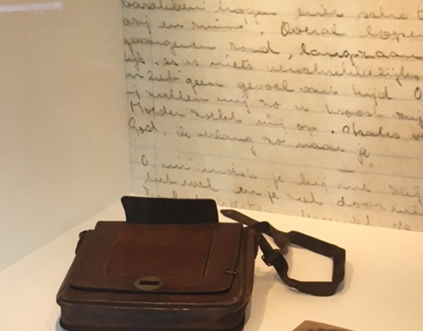 Vitrine met schoudertas van Helga Deen