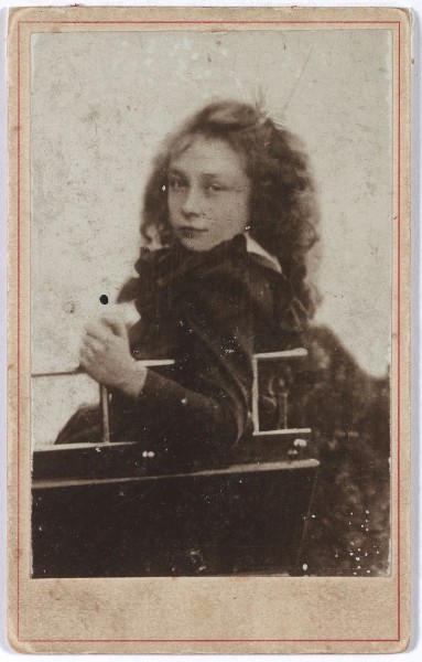 Een portretfoto van Marietje Kessels