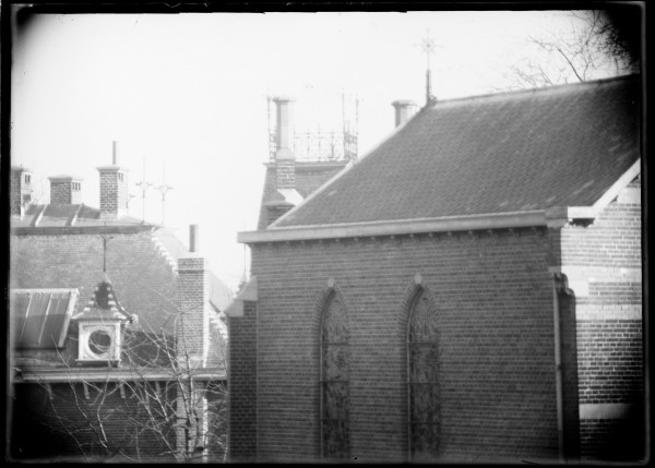 Een glasnegatief gemaakt na de moord op Marietje Kessels, waarop het uitzicht vanuit de kerk waar zij is aangetroffen te zien is.