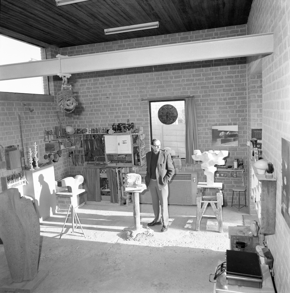 Kunstenaar Hans Claesen Tilburg 1925 Tilburg 1995 In Zijn Atelier 1974 F